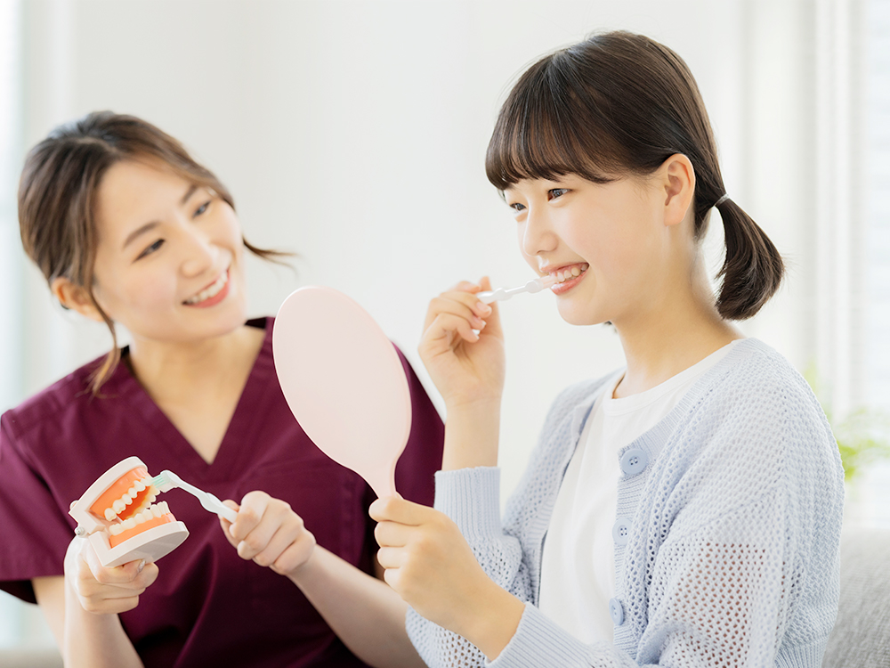 歯磨き指導をする歯科衛生士